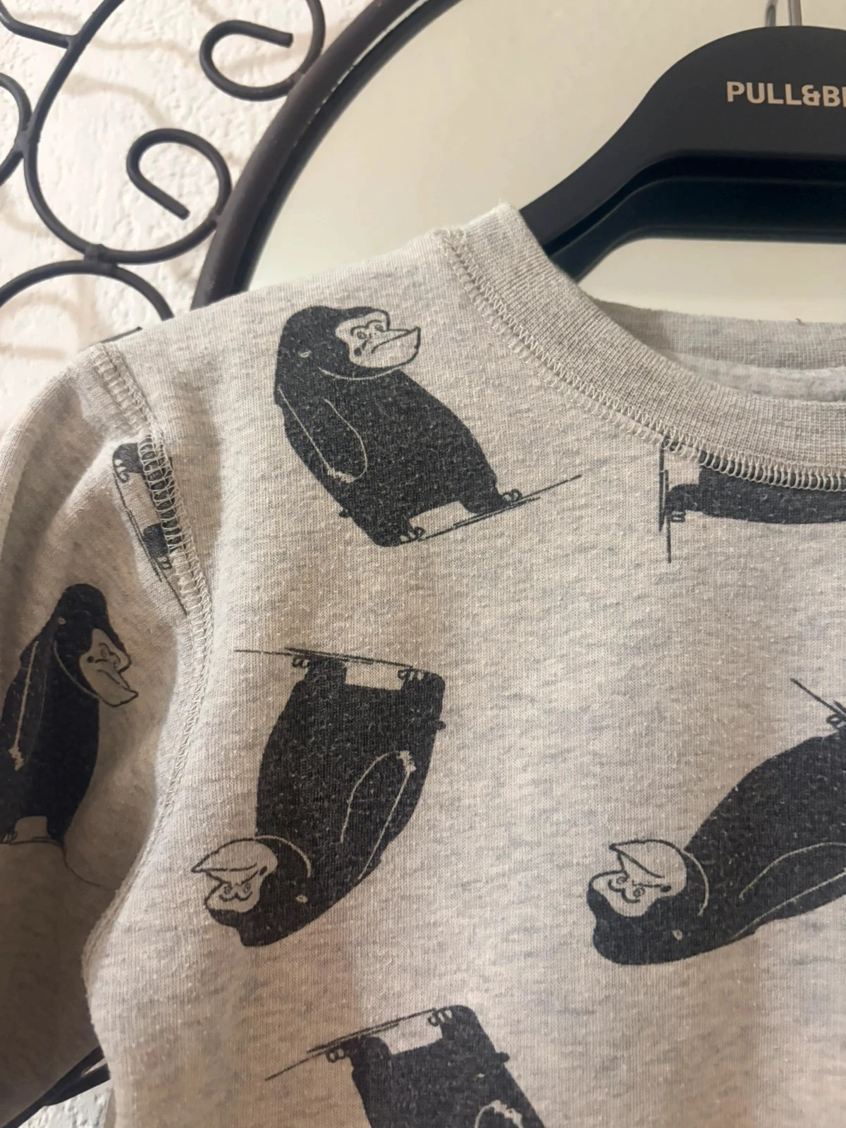 Moletom Infantil Cinza Melange com Impressão de Gorilas Esquiadores - Tamanho 122/128 (6-8 anos) – photo 3